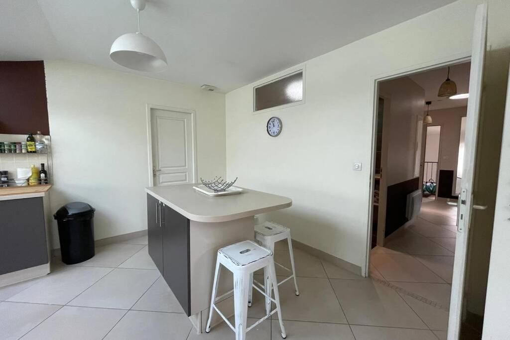 Superbe Appartement Avec 2 Chambres - 9 Personnes - Parking Prive Tournon-sur-Rhone Exterior photo