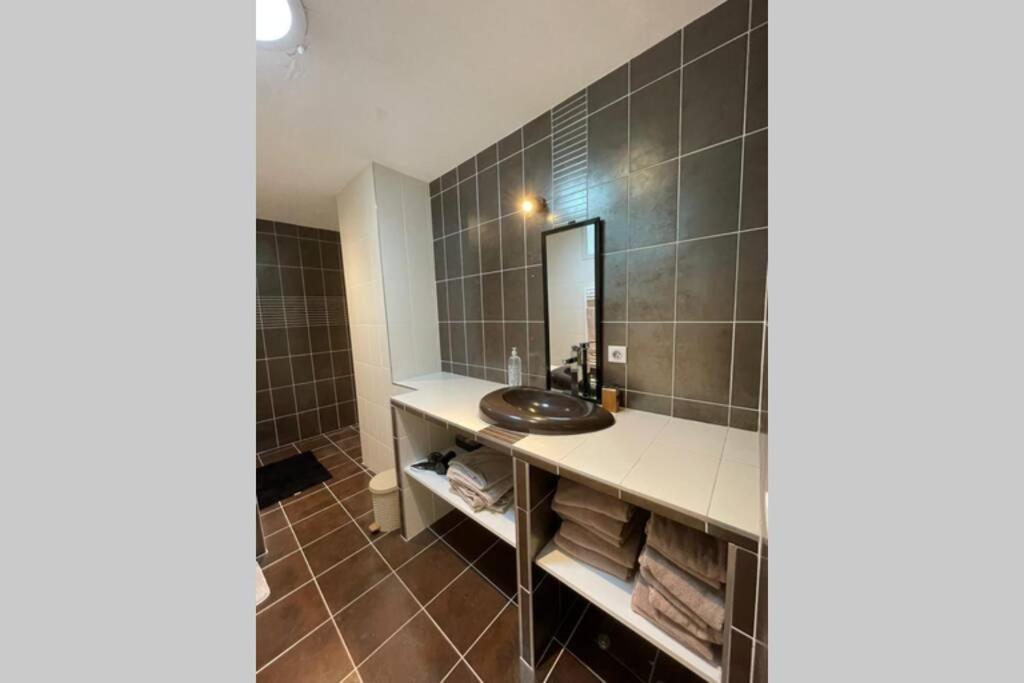 Superbe Appartement Avec 2 Chambres - 9 Personnes - Parking Prive Tournon-sur-Rhone Exterior photo